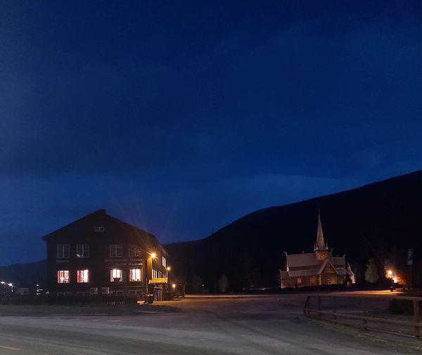 Biblioteket om morgonen - Klikk for stort bilde