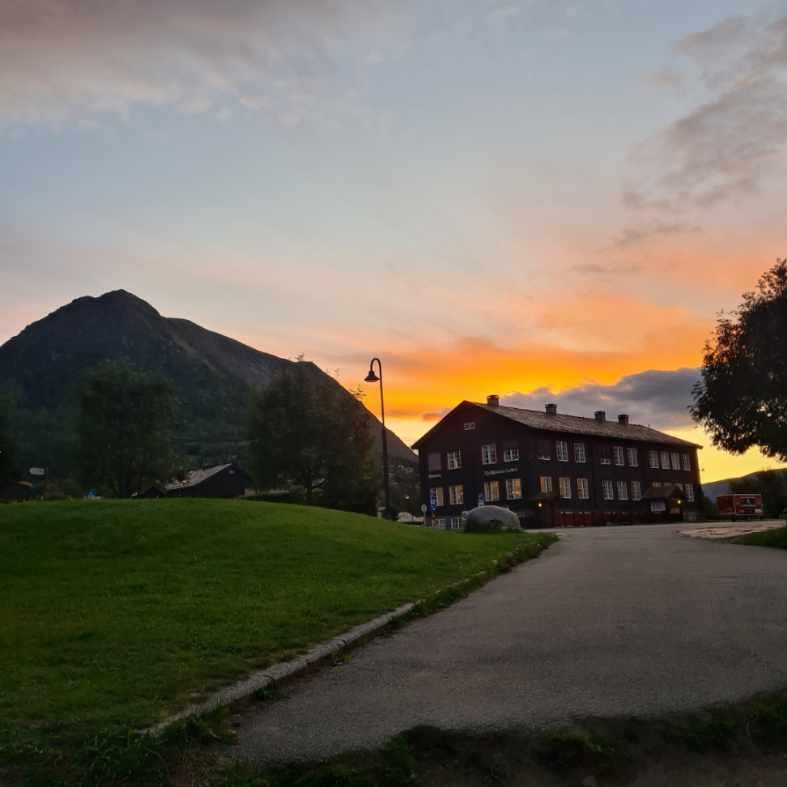 Gamle Loar med Lomseggen i bakgrunnen.