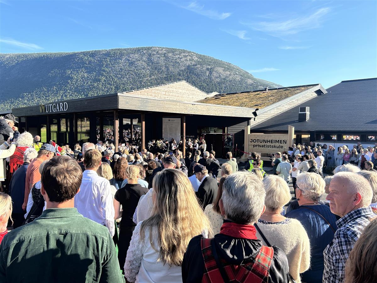 Folkemengde framfor inngangen til Utgard, under opninga av Jotunheimen VGS - Klikk for stort bilde