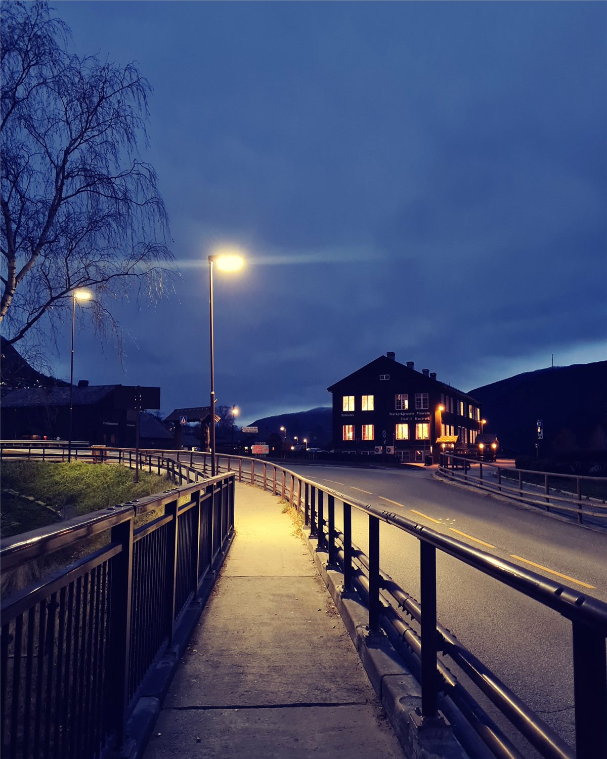 Biblioteket om morgonen - Klikk for stort bilde