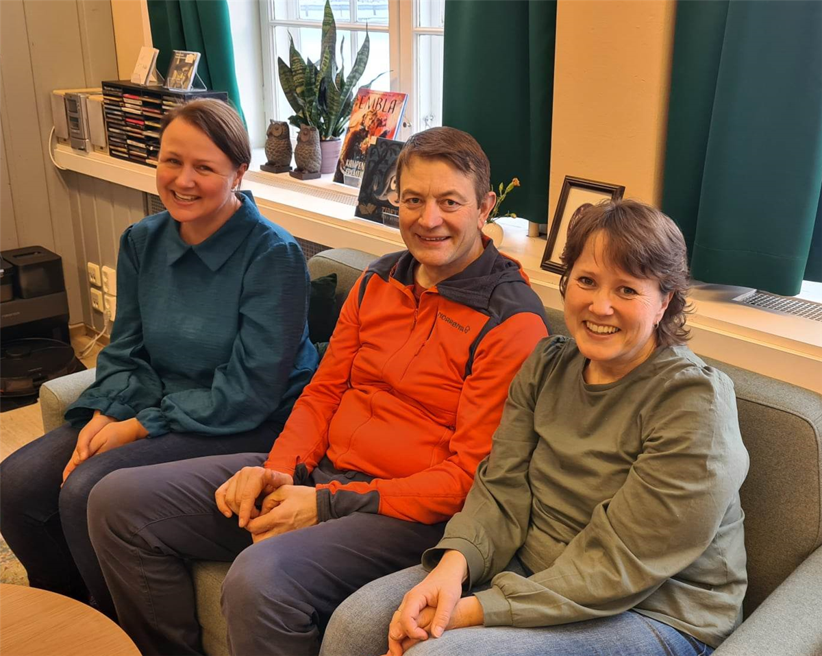 Bilde av Simen Bjørgen, Merete Byrøygard og Rita Mundal i høve litterær lønsj 31. mars - Klikk for stort bilde