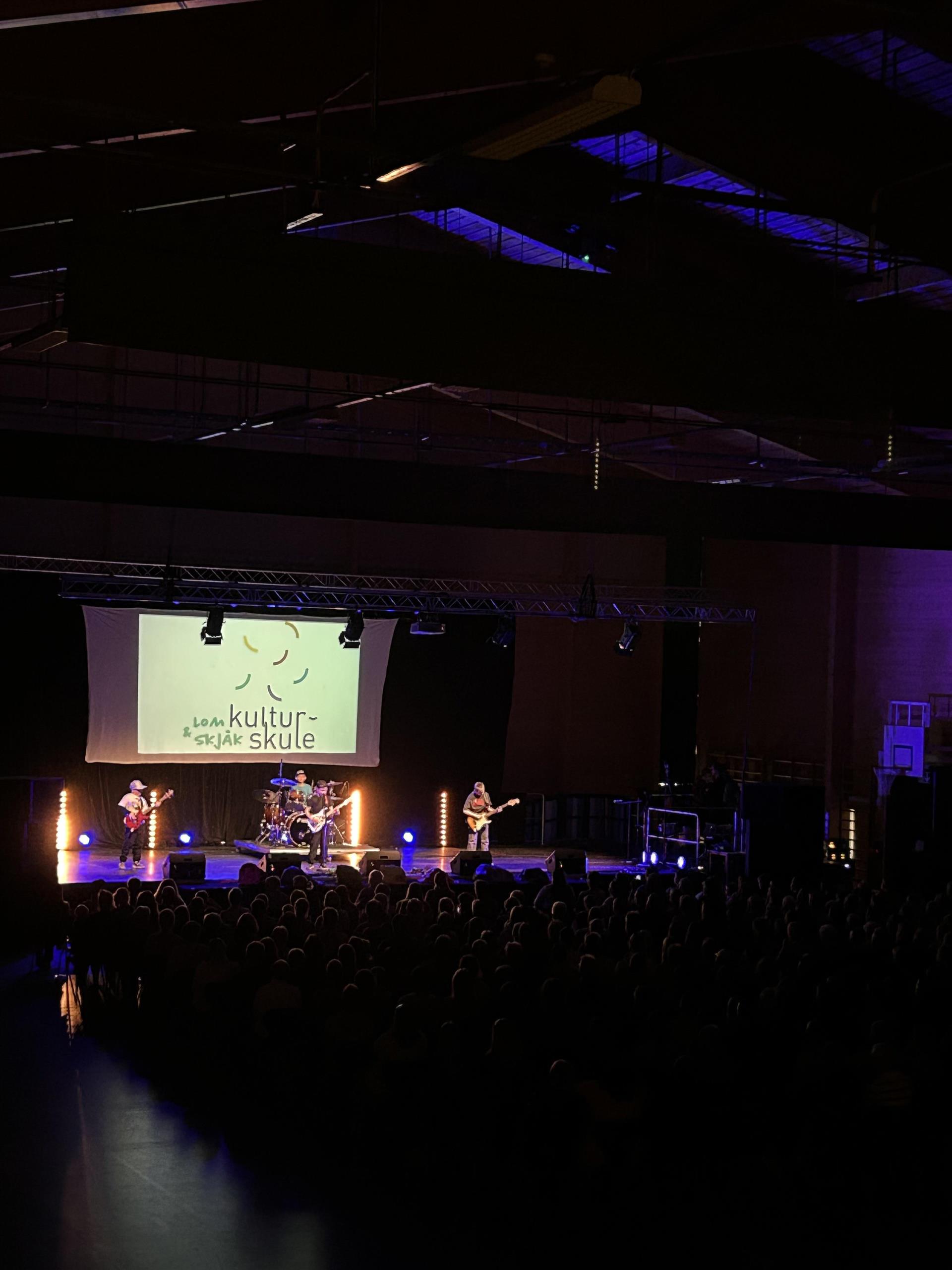 Elever frå Lom og skjåk kulturskule spelar på scena i hallen Utgard. 
