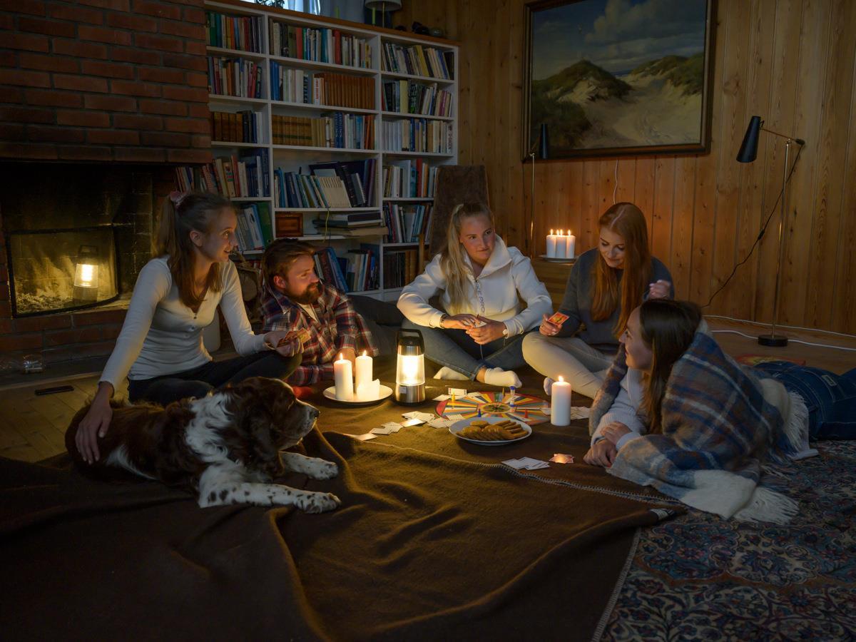 Ungdom som tenner ljos og spel brettspel. - Klikk for stort bilde