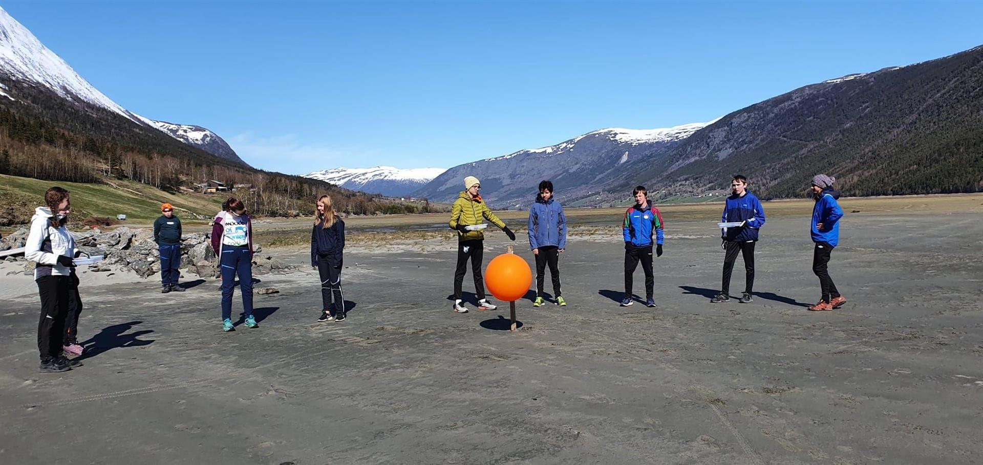 Elever som har praktisk naturfag.